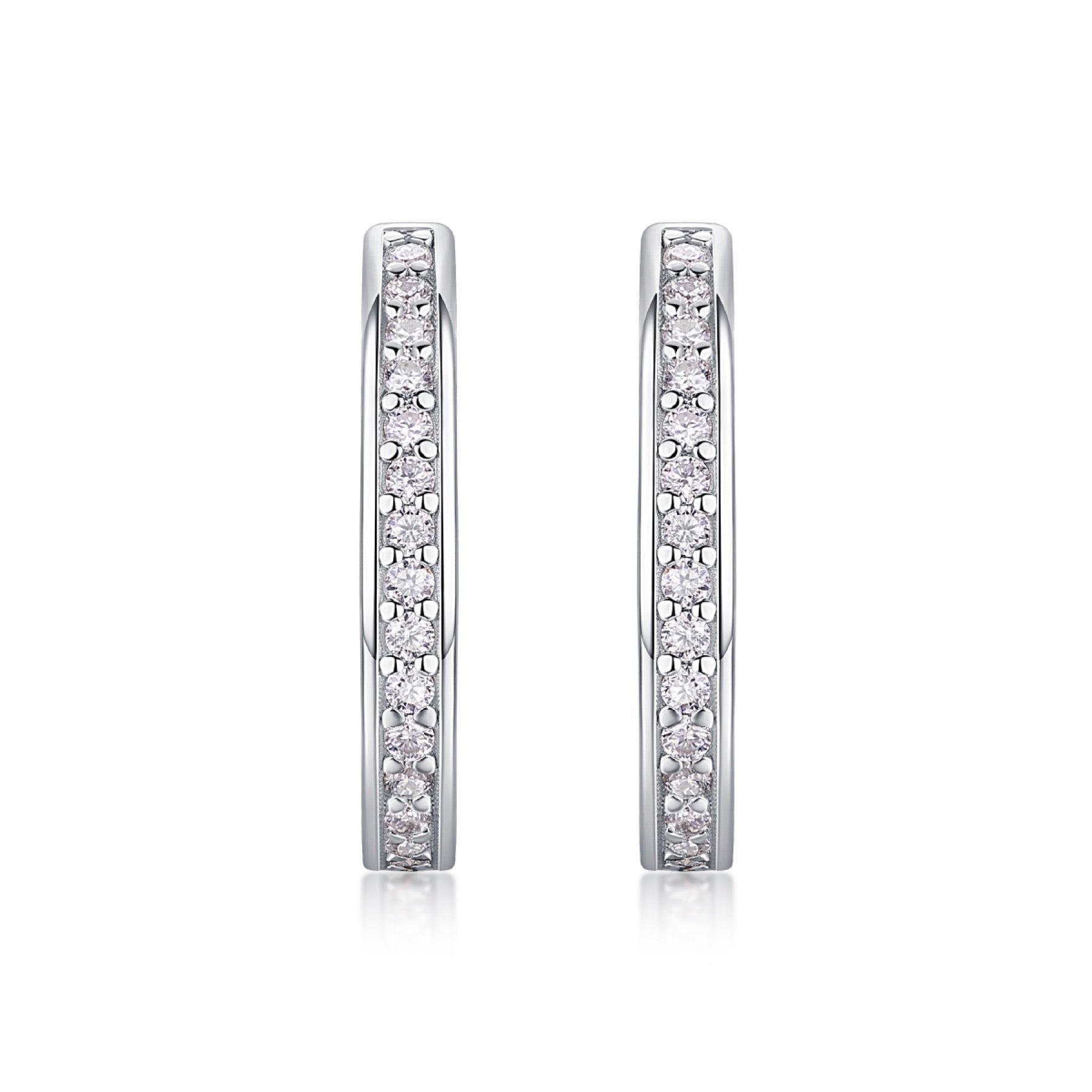 Ovale Moissanite Huggie Hoop Earrings in Sterling Silver