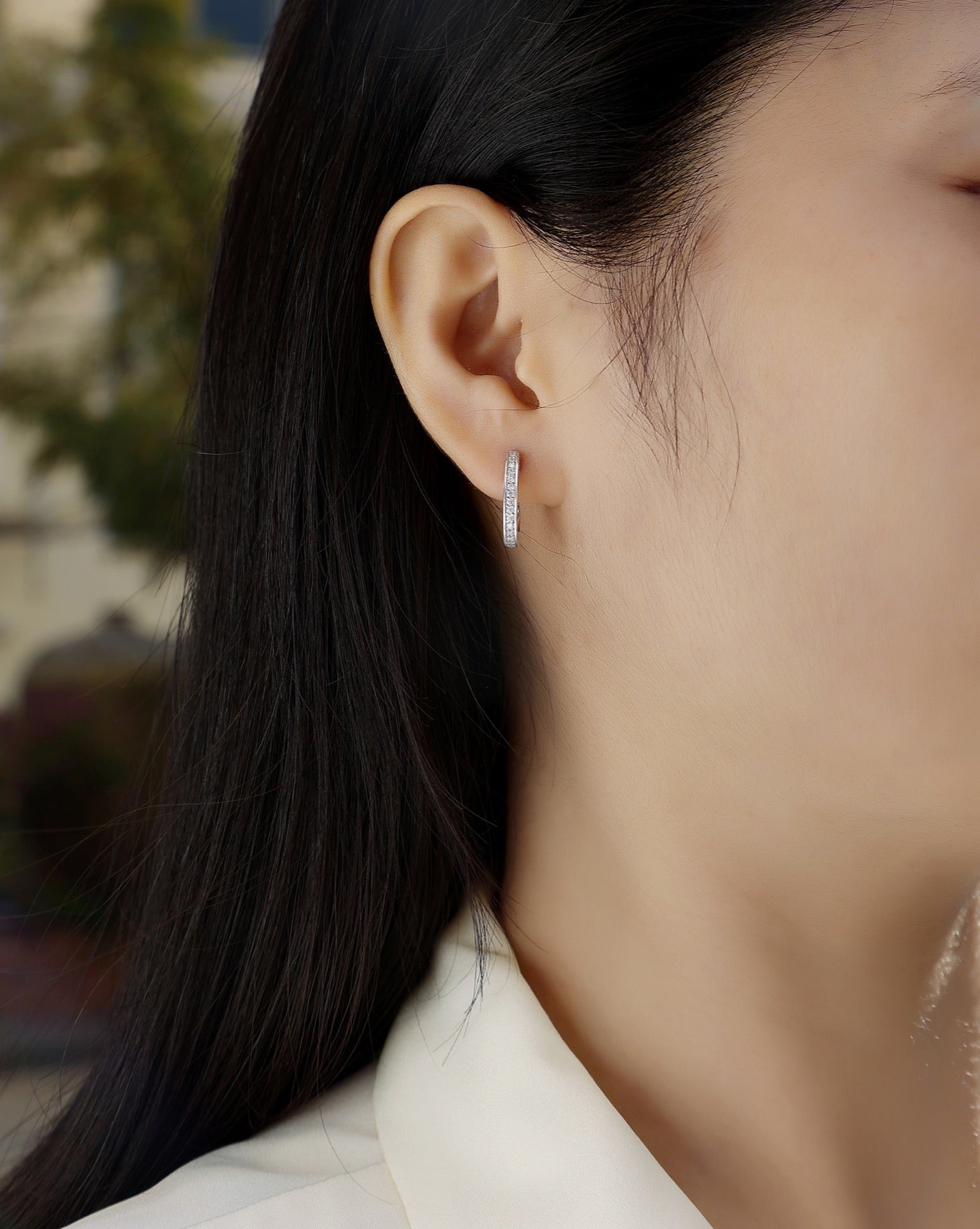 Ovale Moissanite Huggie Hoop Earrings in Sterling Silver