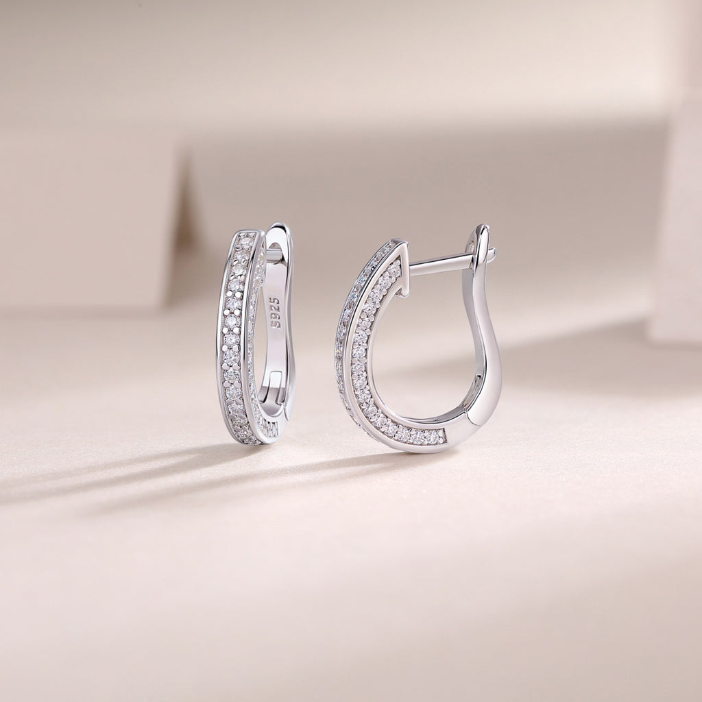 Ovale Moissanite Huggie Hoop Earrings in Sterling Silver