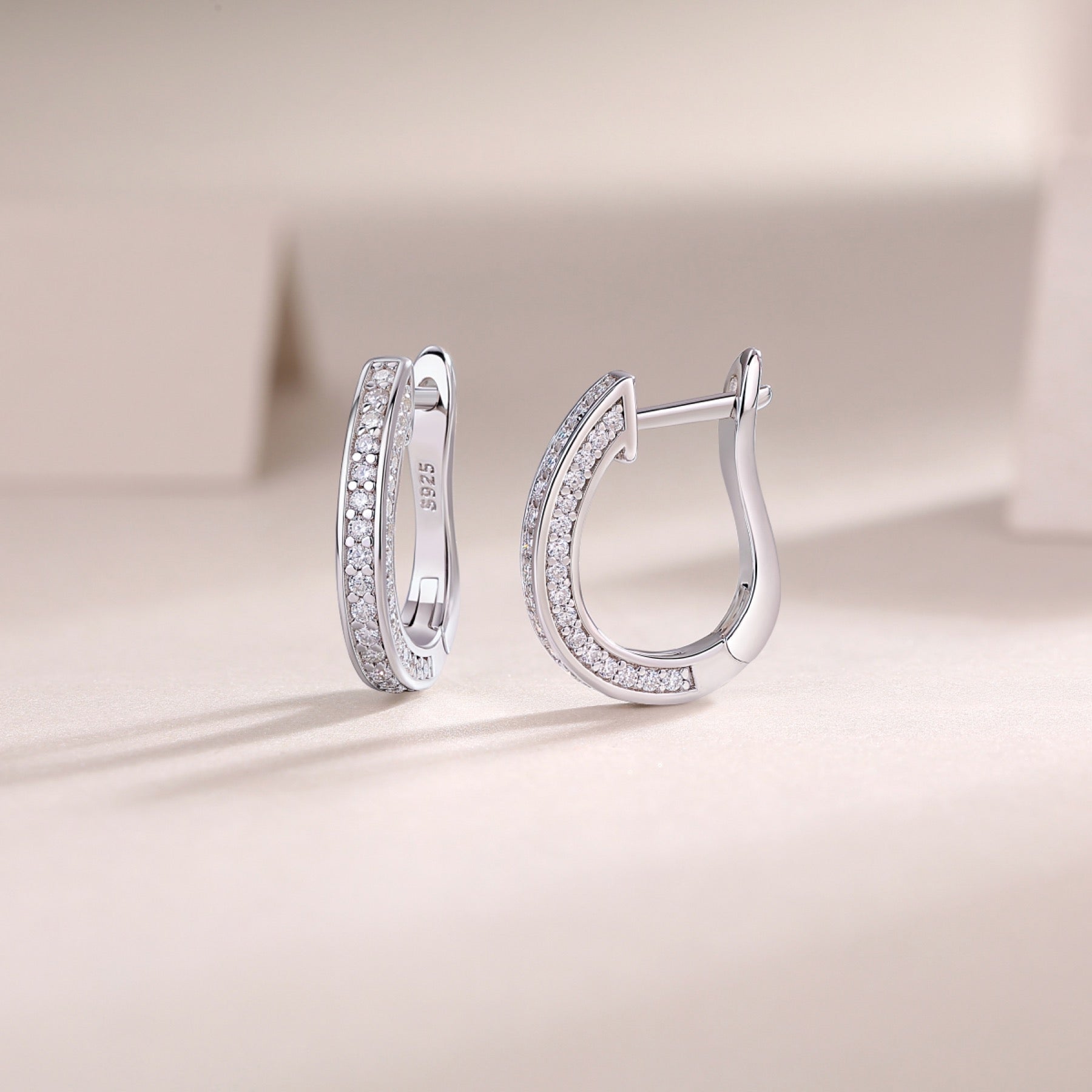 Ovale Moissanite Huggie Hoop Earrings in Sterling Silver