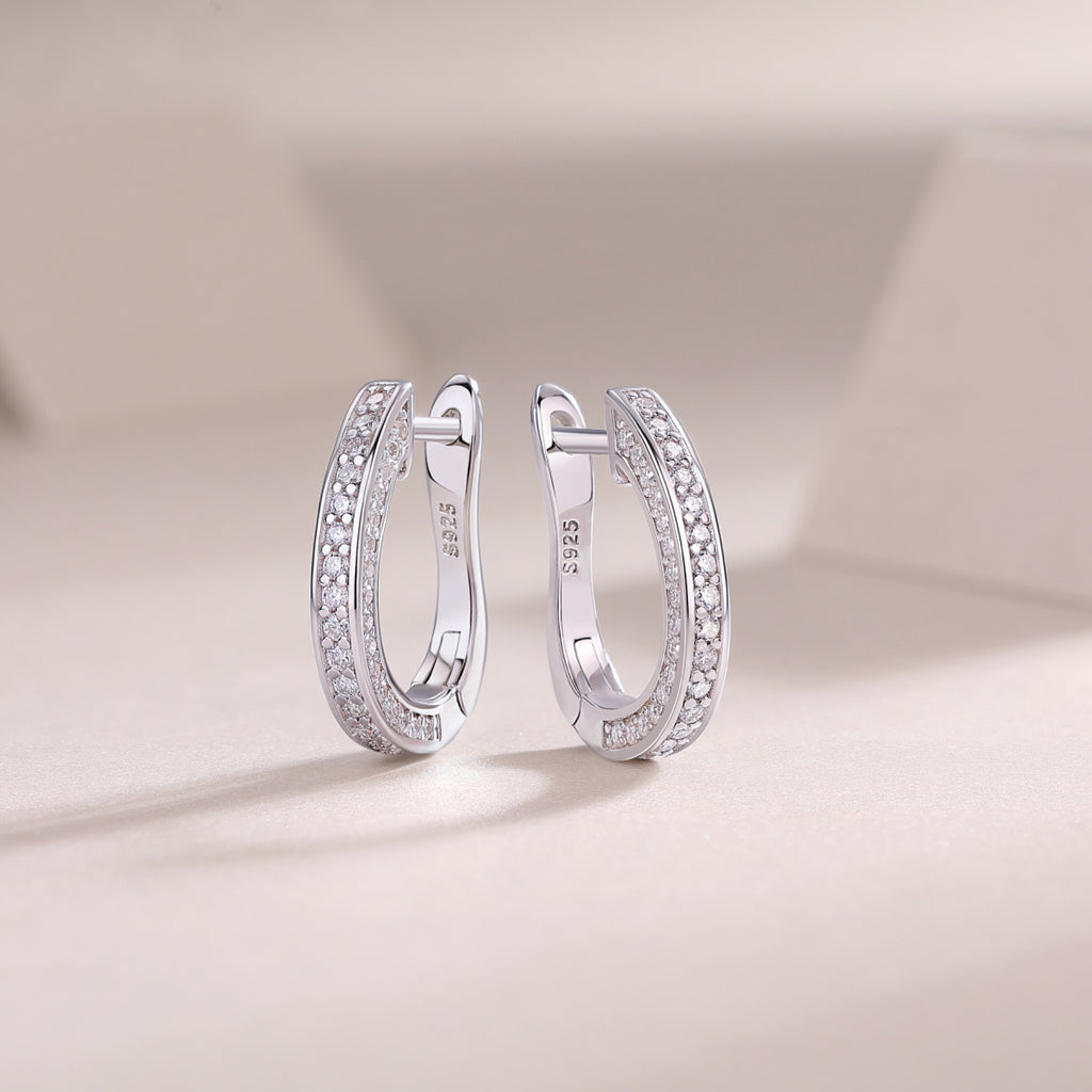 Ovale Moissanite Huggie Hoop Earrings in Sterling Silver
