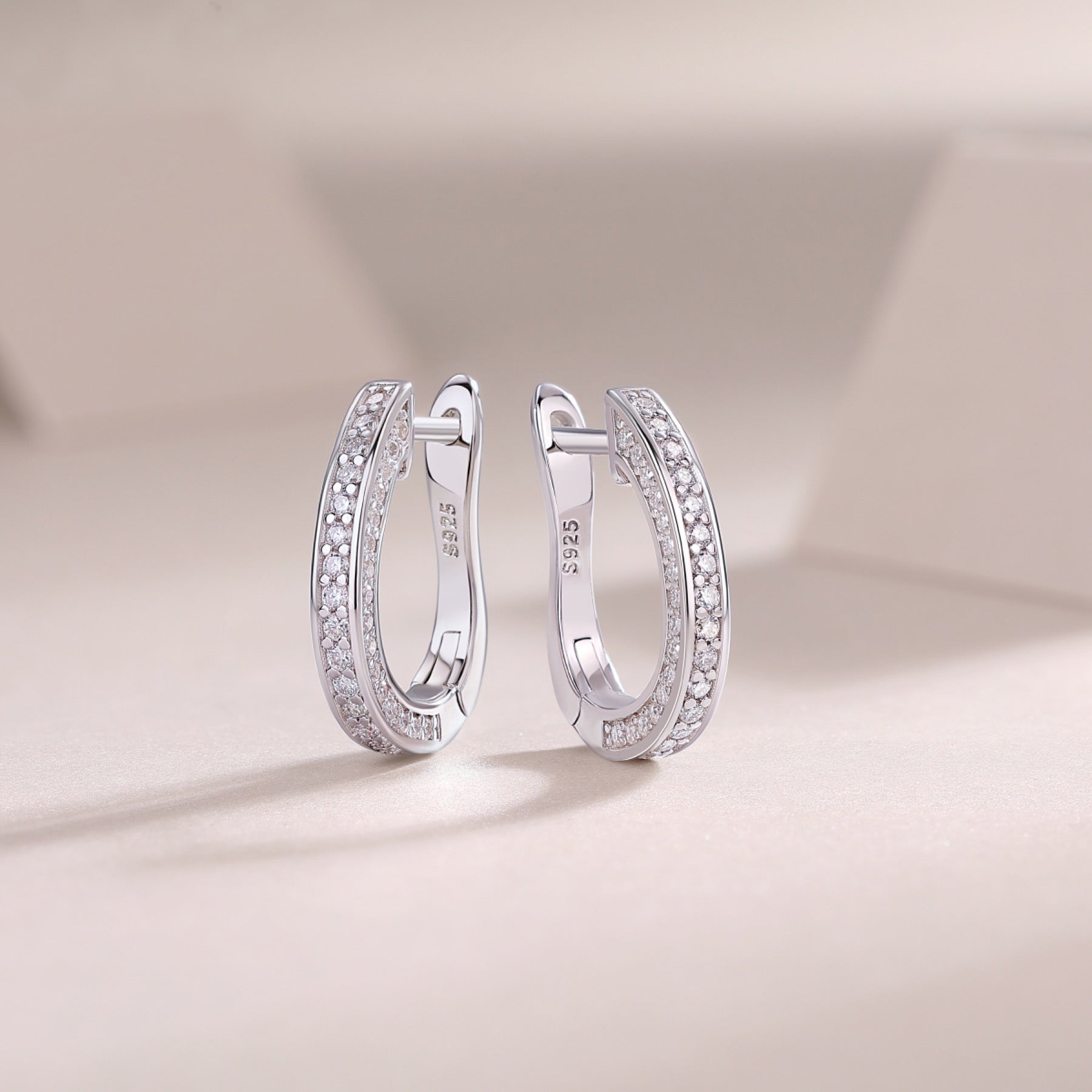 Ovale Moissanite Huggie Hoop Earrings in Sterling Silver
