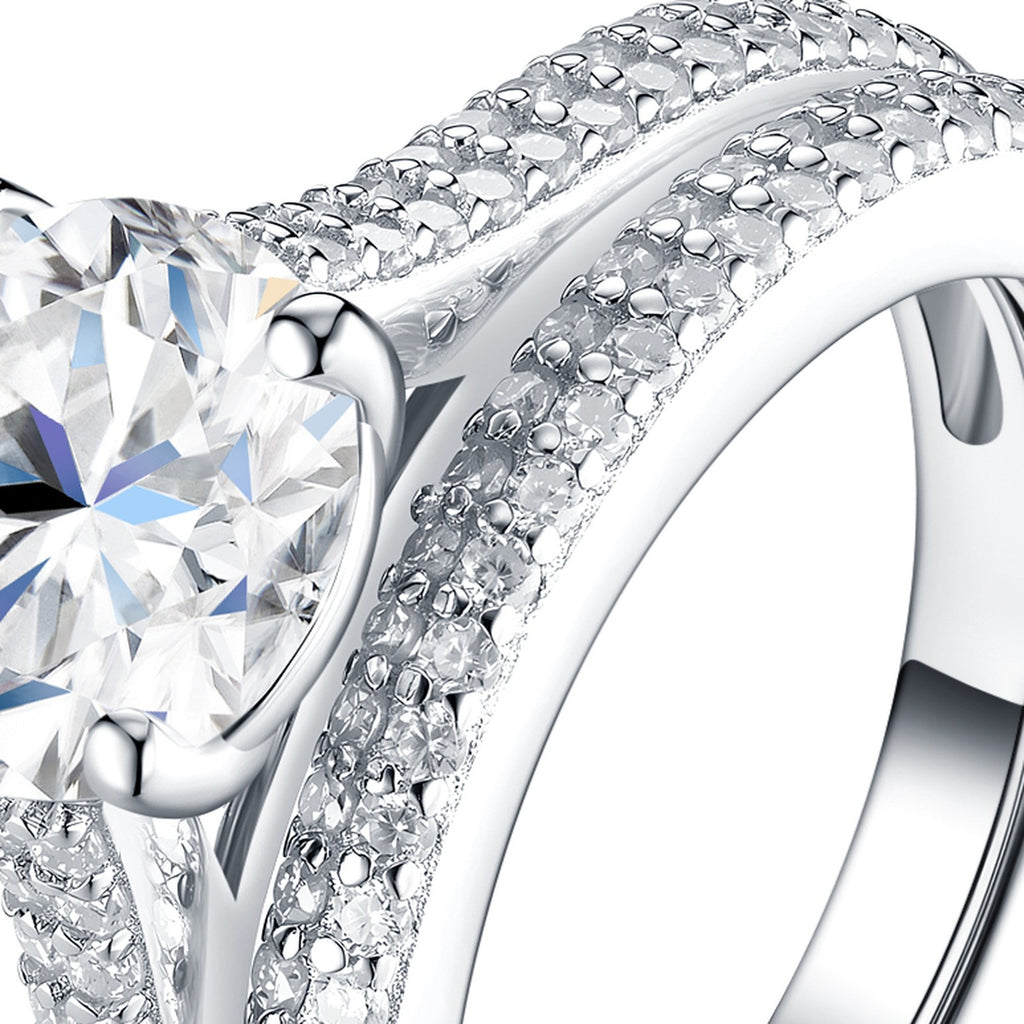Ovalsovrana 2 Carat Moissanite Halo Ring in Sterling Silver — detail