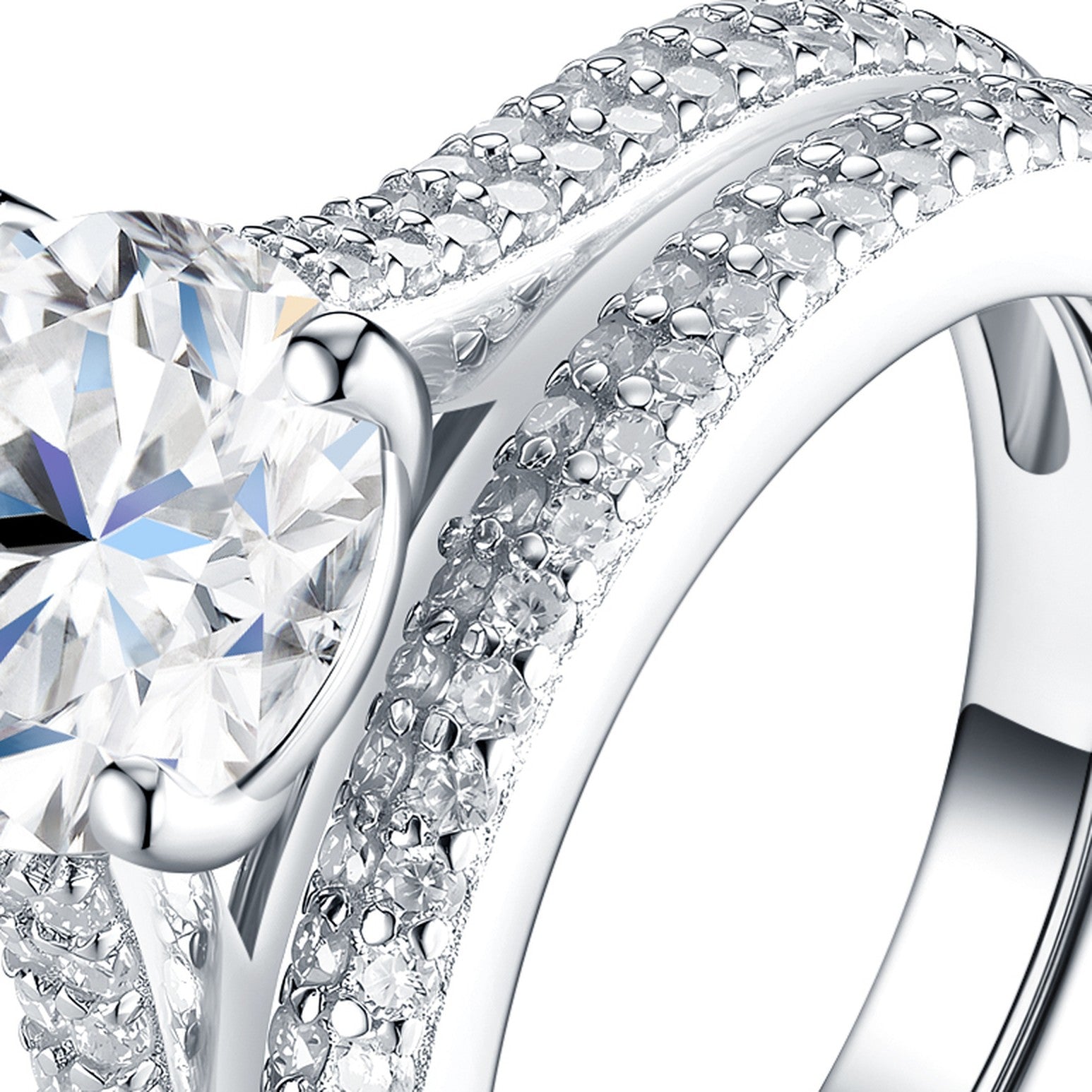 Ovalsovrana 2 Carat Moissanite Halo Ring in Sterling Silver — detail