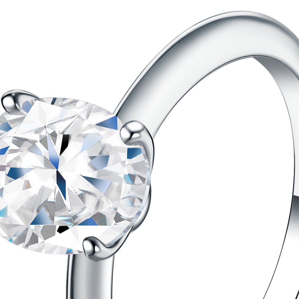 Ovalnu Oval-Cut Moissanite Solitaire Ring in Sterling Silver — detail