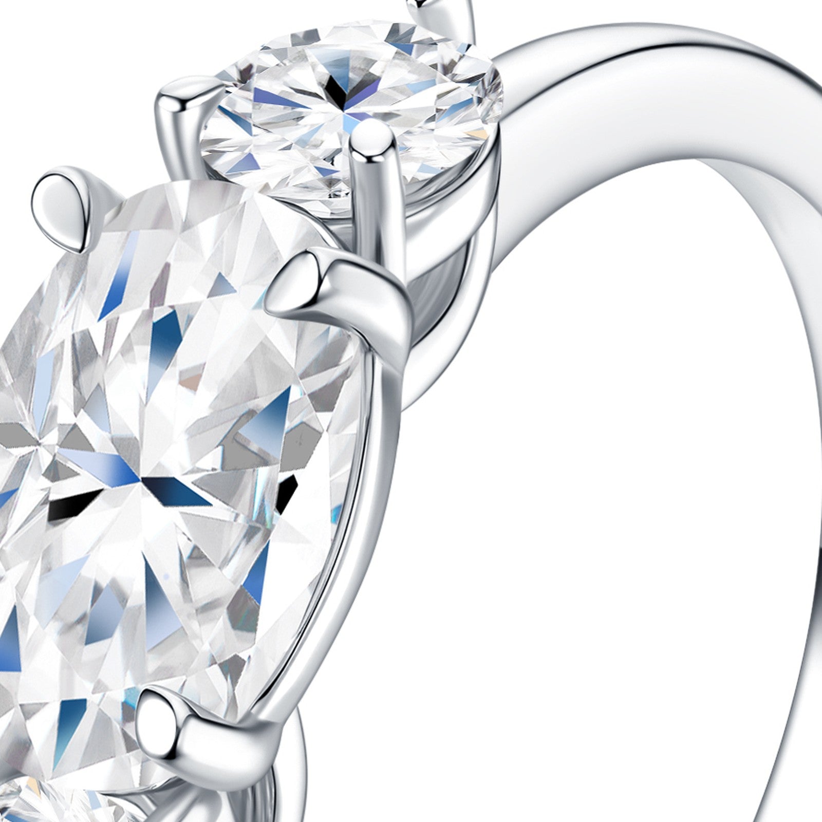 Ovalcuori Oval-Cut Moissanite Three-Stone Ring in Sterling Silver — detail
