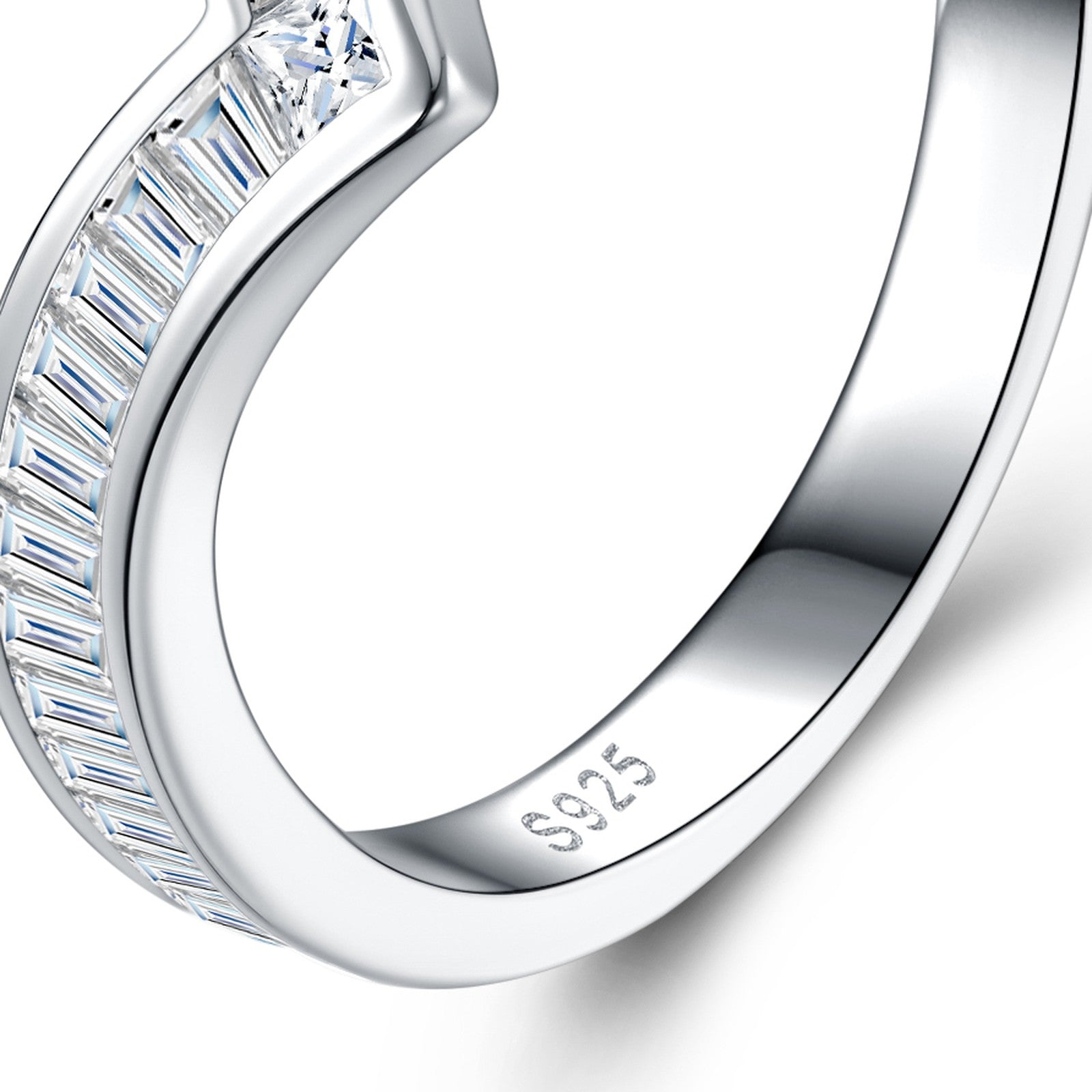 Puntale Moissanite Band Ring in Sterling Silver — detail