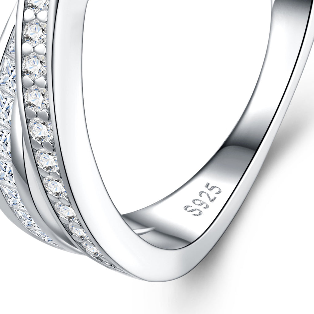Doppino Moissanite Band Ring in Sterling Silver — detail