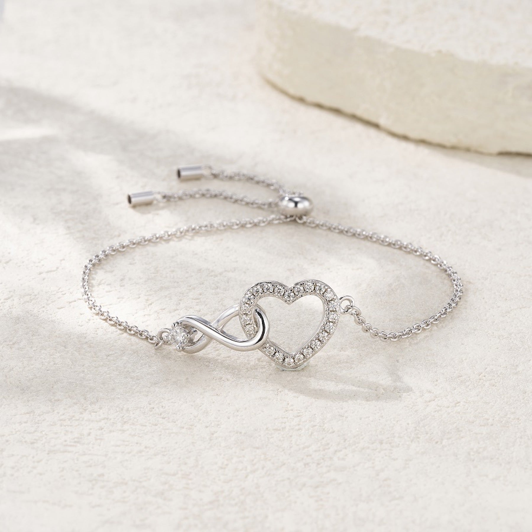Infinicuore Moissanite Chain Bracelet in Sterling Silver