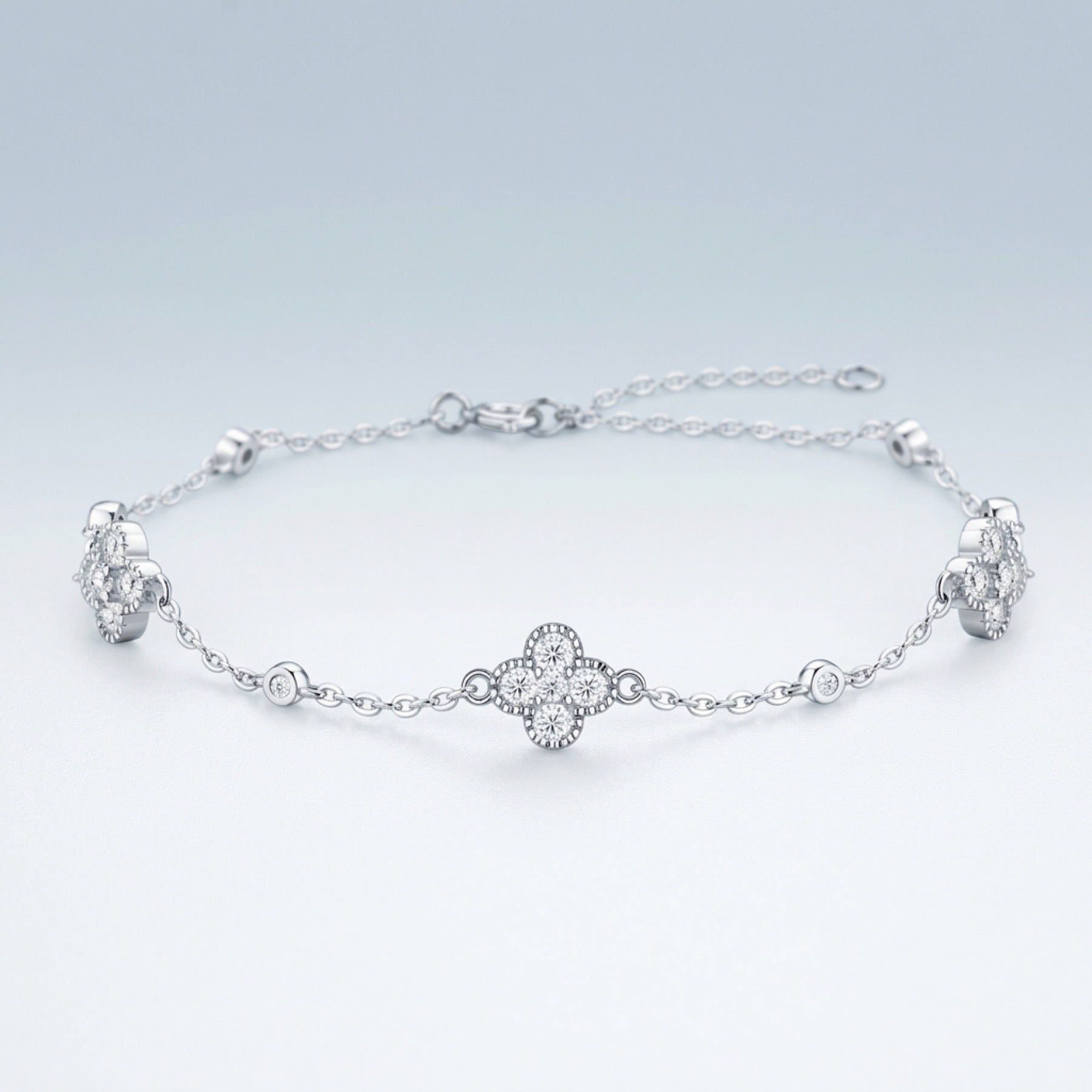 Trifoglino Moissanite Chain Bracelet in Sterling Silver