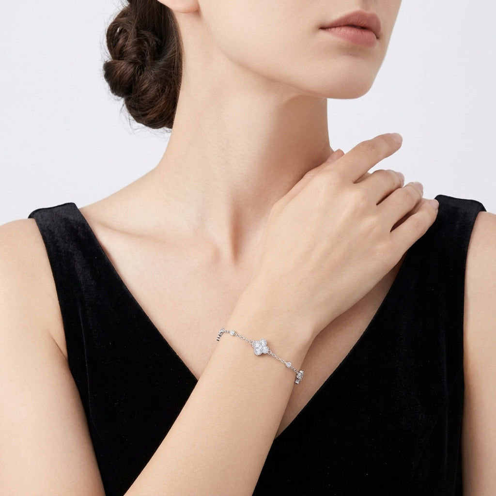 Trifoglino Moissanite Chain Bracelet in Sterling Silver