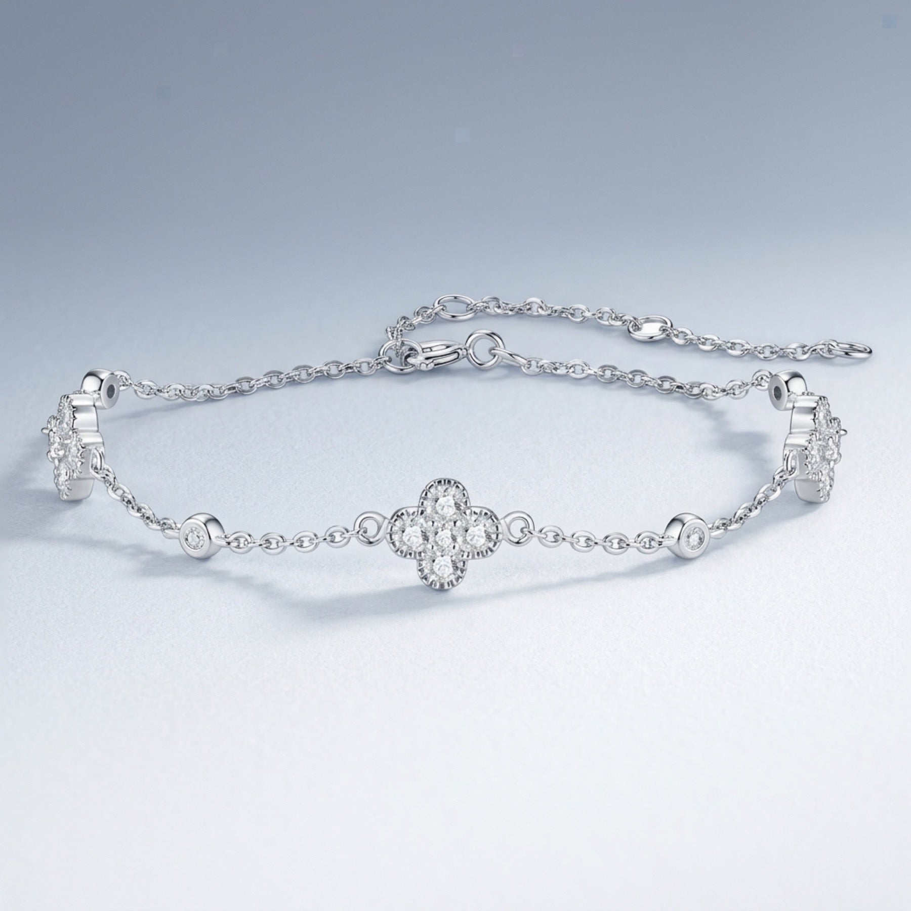 Quadrifoglino Moissanite Chain Bracelet in Sterling Silver