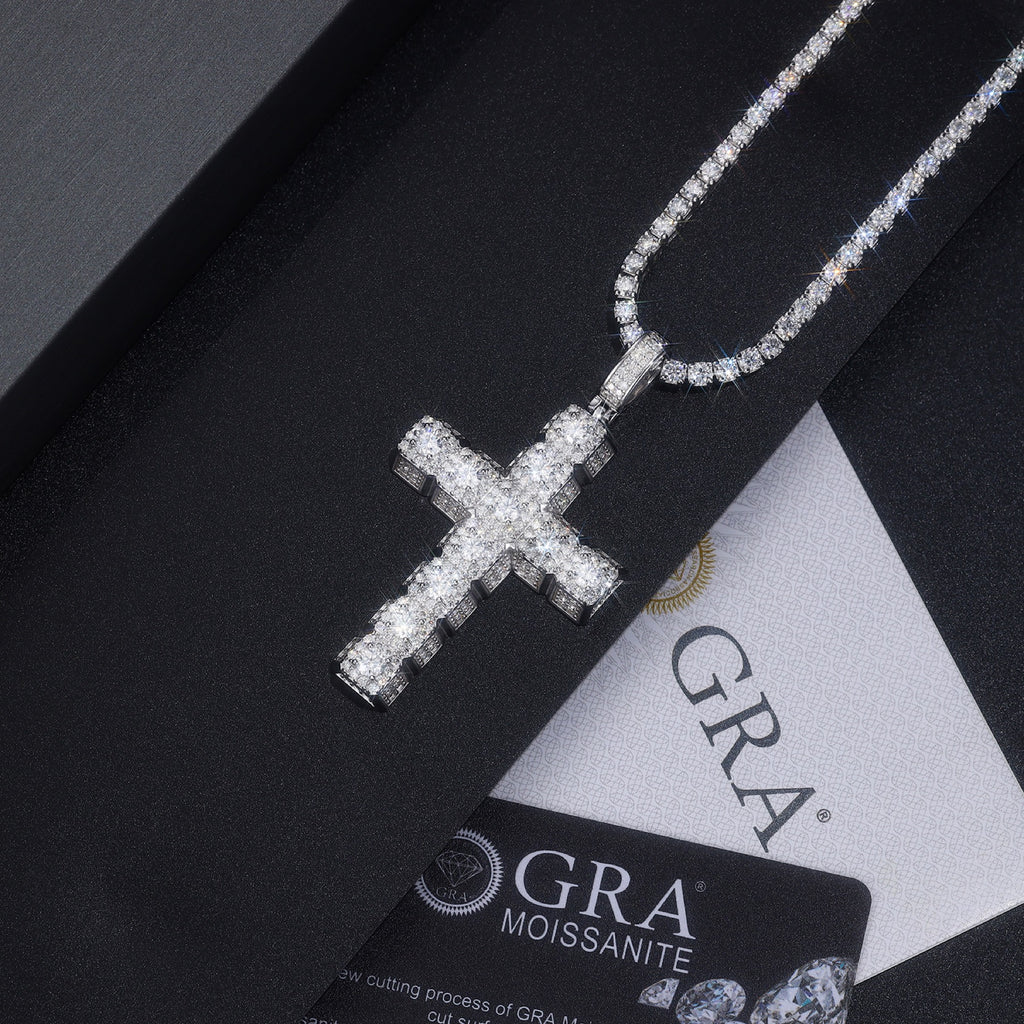 Rood Moissanite Cross Necklace in Sterling Silver