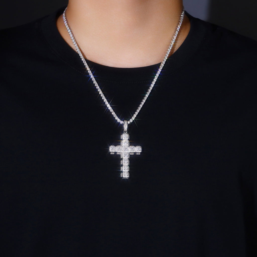 Rood Moissanite Cross Necklace in Sterling Silver