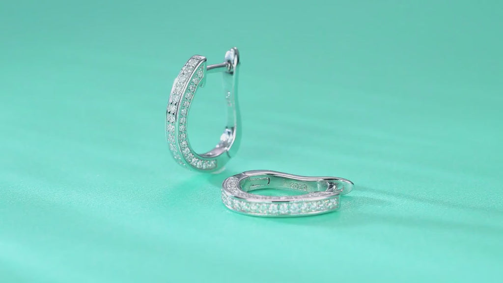 Ovale Moissanite Huggie Hoop Earrings in Sterling Silver — video