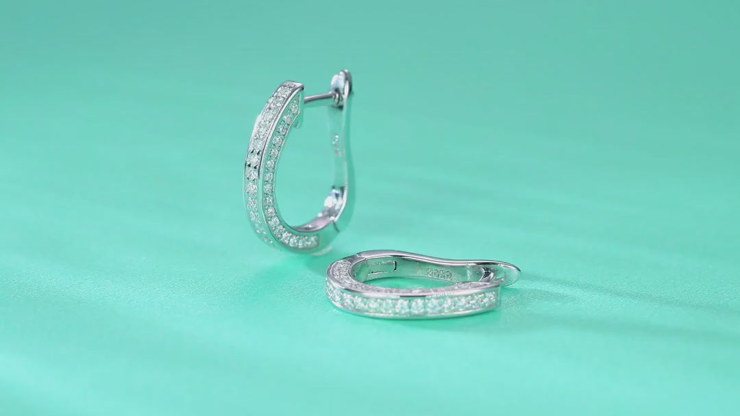 Ovale Moissanite Huggie Hoop Earrings in Sterling Silver — video